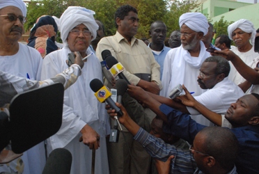 Farouk Abu Eissa (C), leader of the opposition alliance, talks to reporters with other opposition leaders on 12 June 2012 (ST)