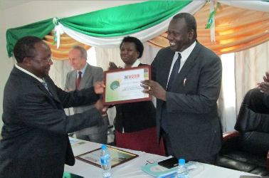 EAGC Executive Director and head of secretariat, Gerald Masila, presents a certificate to South Sudan VP, Riek Machar on 30 January 2013 (ST)