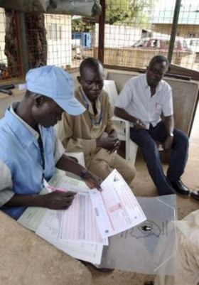 An enumeratorinterviews residents of Juba on April 22, 2008 (Reuetes)