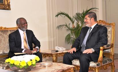 Egyptian president Mohamed Mursi receives the Sudanese FM Ali Karti on 3 Jan 2013 (photo Egyptian presidency)