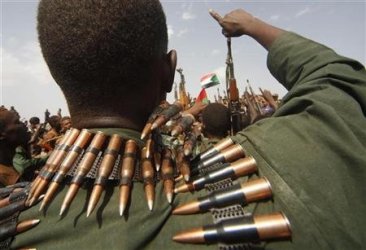 Sudanese military soldiers cheer and hold up their weapons during the visit of Sudanese President Omer Al-Bashir in Heglig April 23, 2012. (Reuters)