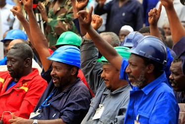 عمال النفط في هجليج يهللون خلال كلمة للوزير عوض الجاز الذي دشن استئناف ضخ انتاج النفط فيها امس 2 مايو 2012