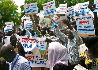 Anti-corruption activists demonstrate in the South Sudan capital, Juba,on 11 June 2012 (ST)