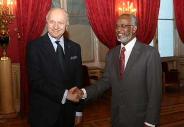Sudanese foreign minister Ali Karti (R) shaking hand with his French counterpart Laurent Fabius in Paris Tuesday February 26, 2013 (French Foreign Ministry)