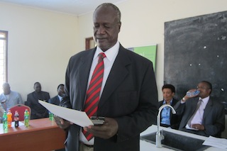 Jonglei Governor Kuol Manyang gives a speech at Malek Academy in Bor, Feb 14,2013 (ST)