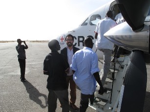 Freed South Sudanese prisoners board a Red Cross plane at the airport in Nyala, the capital of South Darfur state on February 11, 2013 (ICRC)