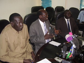 Minister of information Barnaba Marial Benjamin (C) and minister of humanitarian affairs Joseph Lual Acuil (L), 6 February 2013 (ST)