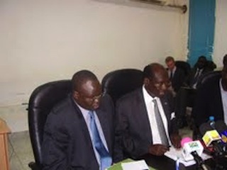 Deputy defence minister Majak D'Agot (L) and information minister Barnaba Marial Benjamin (R) at news conference in Juba, 12 February 2013 (ST)