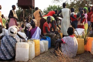 Sudanese refugees from Blue Nile state line up to collect water in a camp (Photo: UNHCR/V.Tan)