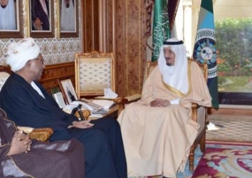 ولي العهد السعودي ووزير الدفاع يستقبل وزير الدفاع السوداني في الرياض يوم 24 فبراير 2013 -(وكالة الانباء السعودية)