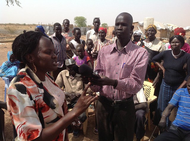 Unity state's minister for gender and child welfare Lubna Abdelgani addressing returnees at Kilo 8 outside Bentiu town, March 1, 2013 (ST)