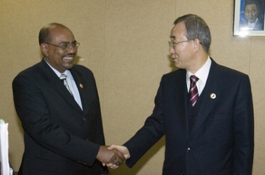 Secretary-General Ban Ki-moon (right) meets with Sudanese President Omar Al-Bashir, in Addis Ababa, Ethiopia. 29 Nov 2007 (UN/file)