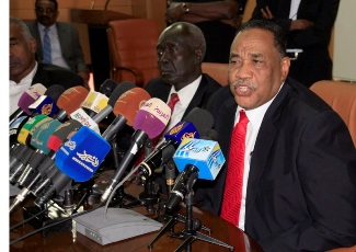 Sudanese Secretary General at the Ministry of Oil Awad Abdul-Fattah (R) at the joint press conference on Thursday with South Sudan’s Undersecretary at the Ministry of Oil Machar Achek March 28, 2013 (SUNA)