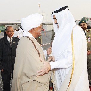 Emir of Qatar, Sheikh Hamad bin Khalifa al-Thani greets Sudan's President Omer Hassan Al-Bashir (L) at Doha airport March 25, 2013 (QNA)