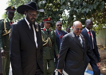 South Sudan's President Salva Kiir (L) and Sudan's President Omer Hassan al-Bashir walk at Juba airport July 9, 2011 REUTERS/Benedicte Desrus)