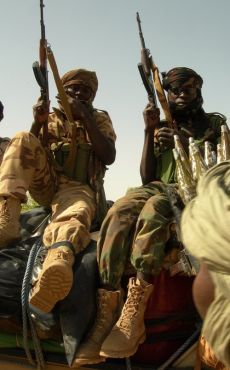Chadian soldiers hold their weapons at the airport of the recently recaptured town of Gao, 28 January 2013 (REUTERS/Adama Diarra)
