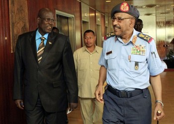 Sudan's Defence Minister Abdel Raheem Mohammed Hussein (R) arrives with his counterpart John Kong Nyuon of South Sudan before a news conference in Khartoum December 10, 2011 (Reuters)