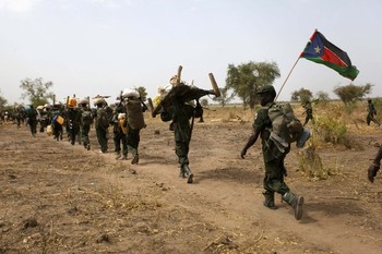 South Sudanese soldiers withdraw from the garrison town of Jau, at the disputed border with Sudan March 17, 2013 (REUTERS/Hereward Holland)
