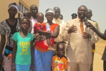 Jonglei state’s minister of youth, culture and sport in Bor, with former abductees, March 2, 2013 (ST)