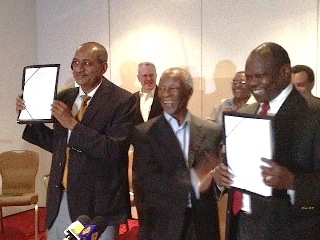 Sudan's Idris Mohamed Abdel Gader (L), Thabo Mbeki (C) and South Sudan's Pagan Amum (R) holding the signed implementation matrix on the Cooperation Agrements (AUHIP photo)