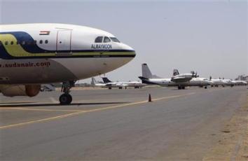 Sudan Airways aeroplane are seen on the tarmac in Khartoum's international airport September 13, 2012 (Reuters/Mohamed Nureldin Abdallah)