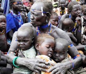 A South Sudanese man protects his children (UN)