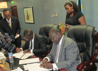 South Sudan's vice president Riek Machar signs communique on bilateral cooperation with DRC deputy prime minister, Alexandre Lu on Monday 4 March 2013 (ST)
