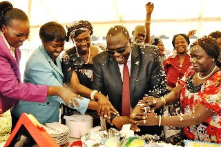 South Sudan VP Riek Machar joins a group of women to cut a cake at Women Day celebrations in Juba (splmtoday)