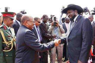 Sudan's Bashir shares a light moment with Salva Kiir on arrival to Juba on Friday (splm)