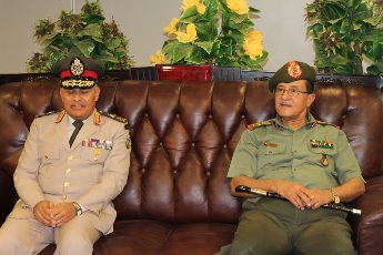 Sudan army chief of staff Colonel General Esmat Abdel-Rahman  (L) meeting with his Egyptian counterpart Lieutenant General Sedki Sobhi in Khartoum April 28, 2013 (SUNA)