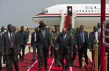 South Sudan's President Salva Kiir (Centre Left) and Sudan's President Omer Al-Bashir (Centre Right) walk at Juba airport on April 12, 2013. (Getty)