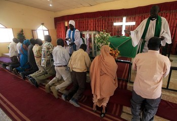 South Sudanese worshippers attend Sunday prayers in Baraka Parish church at Hajj Yusuf, on the outskirts of Khartoum, February 10, 2013 (Reuters)