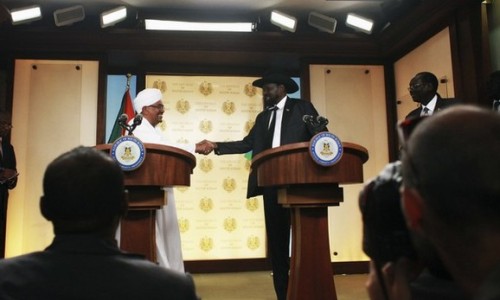 Sudan's President Omer Al-Bashir (L) and his South Sudan counterpart Salva Kiir shake hands after addressing a joint news conference in Juba April 12, 2013 (Reuters)