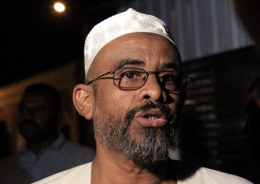 رئيس حزب الوسط الإسلامي يوسف الكودة بعد اطلاق سراحه يتحدث للصحافة في يوم ليلة 1-2 ابريل 2013 (رويترز)