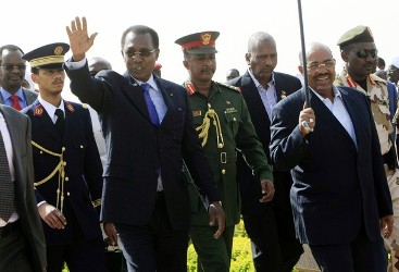 البشير ودبي يلوحان للجماهير التي احتشدت لحضور انطلاقة سلطة اقيم دارفور في الاربعاء 8 فبراير 2012