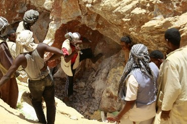 Workers break rocks at the Wad Bushara gold mine near Abu Delelq in Gadarif State, Wad Bushara on 27 April 2013 (Photo: Reuters/Mohamed Nureldin Abdallah)