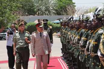 Sudan army chief of staff Colonel General Esmat Abdel-Rahman (L) reviewing guards of honor with Egyptian counterpart Lieutenant General Sedki Sobhi in Khartoum April 28, 2013 (SUNA)