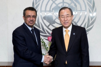United Nations Secretary-General Ban Ki-moon (right) meets with Ethiopian foreign minister Tedros Adhanom Ghebreyesus at UN headquarters in New York April 25, 2013 (UN Photo)