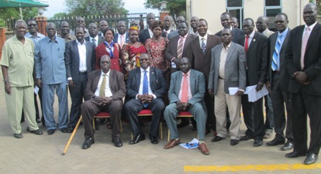 Jikany-Nuer community leaders posing picture with South Sudan Vice President, Riek Machar in Juba, May 4, 2013 (ST)