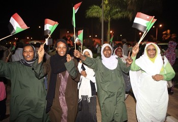 Supporters gather outside the military headquarters in Khartoum May 27, 2013 after the army announced that it had seized back the town of Abu Kershola from SRF rebels (Reuters)