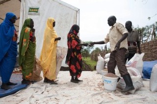 Refugees from Blue Nile receive food during a food aid distribution at the Yusuf Batil Refugee camp, in Upper Nile State, South Sudan on June 23, 2012 (Getty)