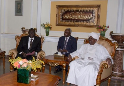 Sudanese president Omer Al-bashir receives CRA president Michel Djotodia at the presidential palace in Khartoum on 17 June 2013 (SUNA)