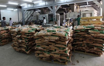 Employees pack refined sugar at the Kenana Sugar Company's main plant, 270kms south of Khartoum on 14 May 2013 (Photo: Reuters/Mohamed Nureldin Abdallah)