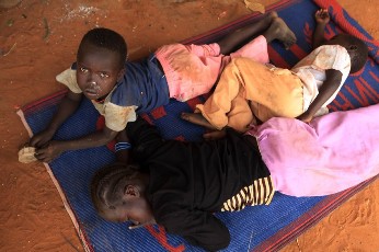 Displaced children from Abu Kershola rest at school center in Al-Rahaad at North Kordofan State May 28, 2013. (REUTERS/Mohamed Nureldin Abdallah)