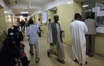 Sudanese migrants wait to get their visas at The Secretariat for Sudanese Working Abroad in Khartoum, May 13, 2013 (REUTERS/Mohamed Nureldin Abdallah)