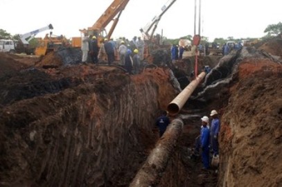 عمال نفط سودانيون في منطقة ابيي يقومون باصلاح خط انابيب البترول في يوم 14 يونيو 2013 بعد تعرضة لتفجير تم في يوم 13 يونيو (الفرنسية)