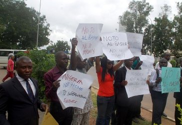 احتجاجات منظمات المجتمع المدني ضد استضافة الرئيس السوداني عمر البشير من قبل الحكومة النيجيرية الثلاثاء يوليو. 16، 2013. صورة AP