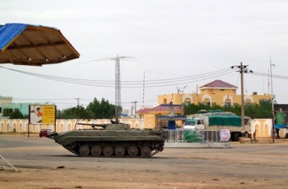 A Sudanese military tank is stationed near a security facility in South Darfur capital Nyala on 4 July 2013 (Photo: Getty Images)