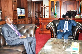 South Sudan's Salva Kiir (R) at a meeting with the Easter Equatoria governor Louis Lobong Lojore October 18, 2011 (goss)