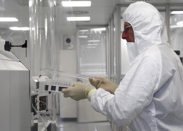 A scientist works at the International Atomic Energy Agency (IAEA) environmental sample laboratory in Seibersdorf April 24, 2013.(REUTERS/Heinz-Peter Bader)